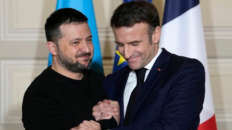 Der ukrainische Präsident, Wolodymyr Selenskyj (l), wird kommenden Freitag bei einem offiziellen Besuch in Frankreich den französischen Präsidenten, Emmanuel Macron, treffen.