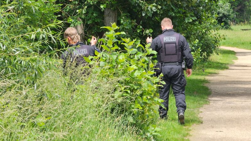 Polizisten suchen im sächsischen Döbeln nach einem vermissten Mädchen.