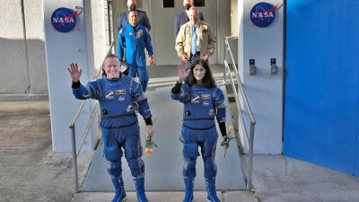 Die Nasa-Astronauten Butch Wilmore (l) und Suni Williams verabschieden sich und begeben sich zur Startrampe im Space Launch Complex 41 in Cape Canaveral, Florida. Von dort sollen sie mit der Boeing Starliner-Kapsel zur internationalen Raumstation abheben.