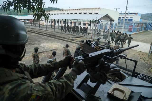 Soldaten betreten das Gefängnis El Rodeo in Portoviejo, Ecuador, um eine Durchsuchung inmitten einer Mordserie durchzuführen. Dutzende von Soldaten übernahmen am Mittwoch die Kontrolle über das Gefängnis in der Provinz Manabí, wo es zu einer Spirale der Gewalt gekommen war.