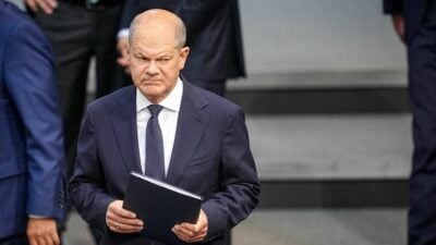 Bundeskanzler Olaf Scholz (SPD) nimmt an der Sitzung des Bundestags mit der Regierungserklärung zur „aktuellen Sicherheitslage“ teil.