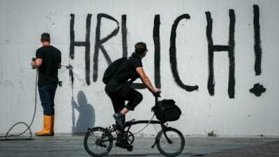 Der Schriftzug «Sei Ehrlich!» wird nach der Protestaktion vom Kanzleramt entfernt.