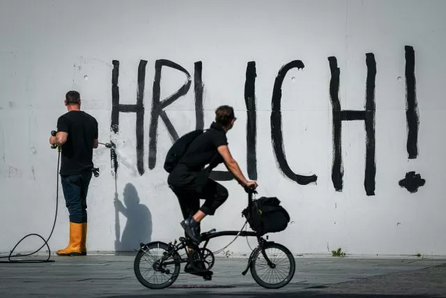 Aktivisten der Gruppe Letzte Generation haben am Morgen die Worte „Sei ehrlich!“ an die Nordfassade des Bundeskanzleramts geschrieben. Der Schriftzug wurde später entfernt.