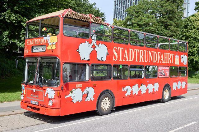 Der Ottifanten-Doppeldeckerbus kann bereits in der Stadt gesichtet werden.