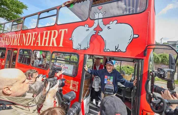 Seit den Siebzigern auf Schallplatten, nun drehen sie auch Runden durch Hamburg: Ottifanten in verschiedenen Motiven schmücken nun Doppeldeckerbusse für Touristen. Ihr Schöpfer, der Komiker und Zeichner Otto Waalkes, weiht einen der Busse ein.