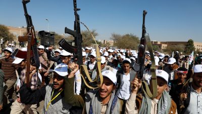 Huthi-Kämpfer während eines Protestmarschs gegen die von den USA geführten Angriffe auf Ziele der Huthi im Jemen (Archivbild).