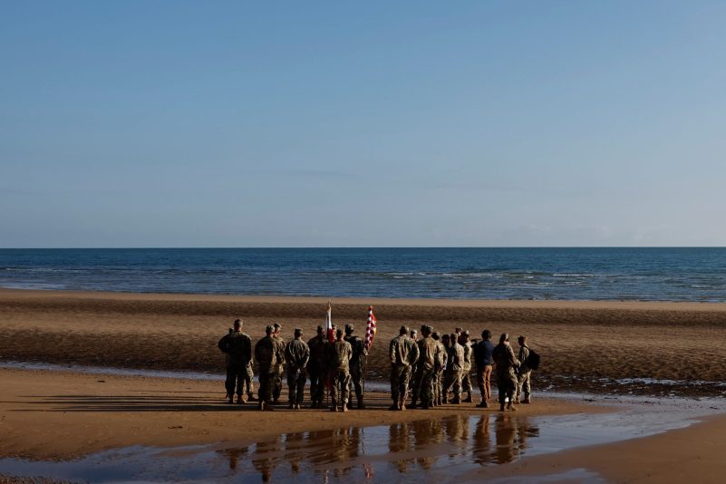 Soldaten der Ersten US-Armee halten eine Zeremonie im französischen Küstendorf Colleville-sur-Mer ab, um Waverly Woodson Jr. zu ehren. Der Sanitäter gehörte zu der einzigen schwarzen Kampfeinheit, die während des Zweiten Weltkriegs an der D-Day-Invasion in Frankreich teilnahm.
