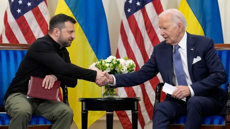 Joe Biden und Wolodymyr Selenskyj bei einem Treffen in Paris.