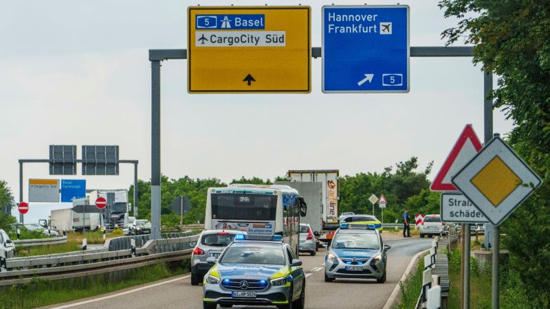 Die Polizei sperrt wegen einer Weltkriegsbombe die Zufahrt über die L3262 zum Flughafen/Cargo City Süd ab.