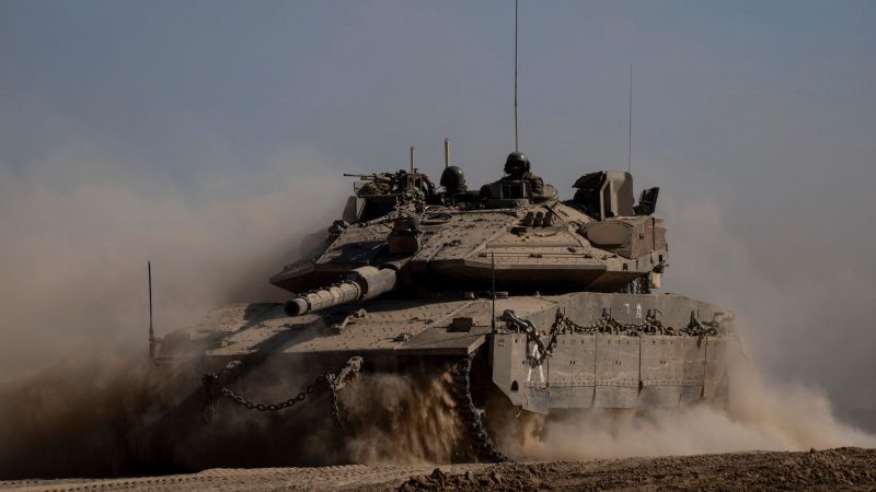 Israelische Soldaten fahren auf einem  Panzer in der Nähe der Grenze zwischen Israel und dem Gazastreifen.