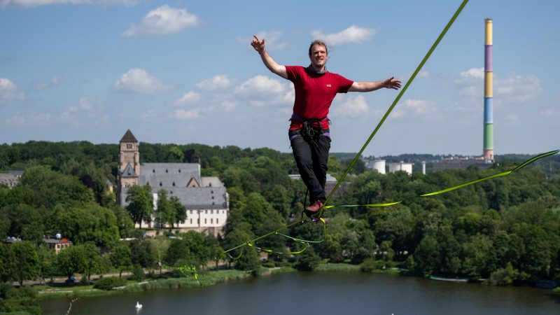 In bis zu 50 Metern Höhe balanciert Jens Decke auf einer Highline über dem Schlossteich in Chemnitz.