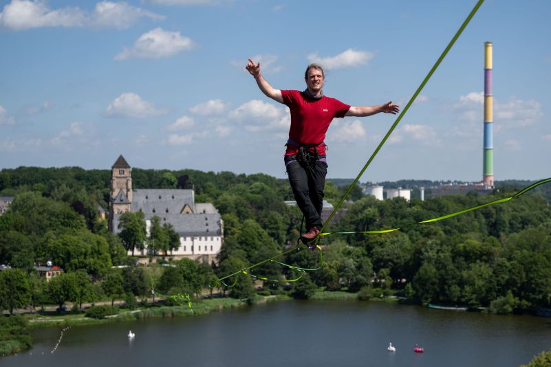 In bis zu 50 Metern Höhe balanciert Jens Decke auf einer Highline über dem Schlossteich in Chemnitz.