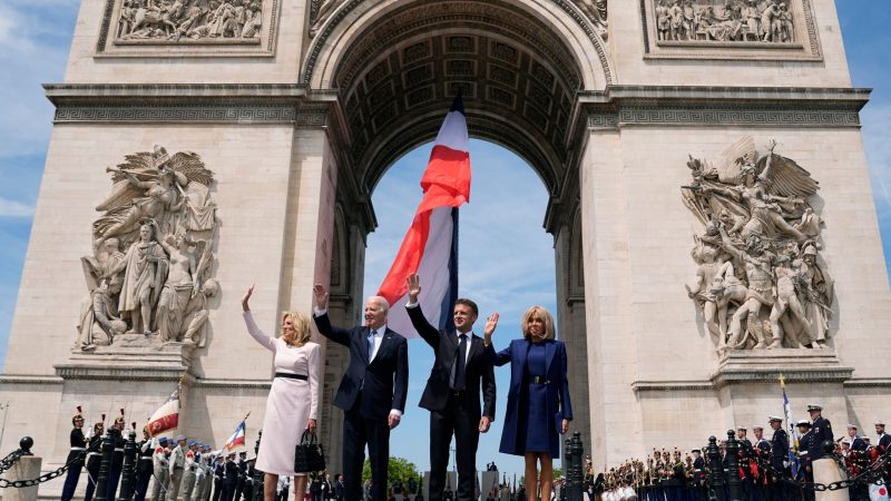 Jill und Joe Biden zusammen mit Emmanuel und Brigitte Macron vor dem Arc de Triomphe in Paris.