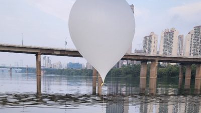330 Müll-Ballons: Nordkorea hat nach Angaben Südkoreas erneut zahlreiche Ballons mit Plastikbeuteln voller Müll über die stark militarisierte Grenze zwischen beiden Ländern geschickt.