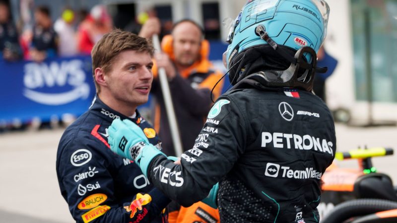 Weltmeister Max Verstappen (l) gratuliert Mercedes-Pilot George Russell zur Pole Position.