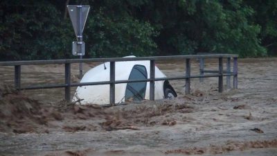 Überschwemmte Straßen, mitgerissende Autos: Sinnflutartige Regenfälle haben in der Nacht erneut für zahlreiche Überschwemmungen in Österreich geführt.