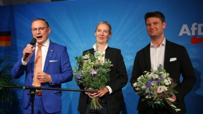 Die beiden AfD-Chefs Tino Chrupalla und Alice Weidel feiern das Ergebnis der Europawahl zusammen mit AfD-Kandidat René Aust in der AfD-Parteizentrale in Berlin.