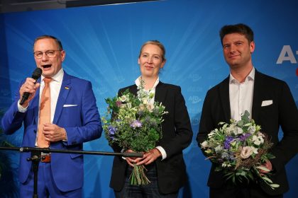 Die beiden AfD-Chefs Tino Chrupalla und Alice Weidel feiern das Ergebnis der Europawahl zusammen mit AfD-Kandidat René Aust in der AfD-Parteizentrale in Berlin.