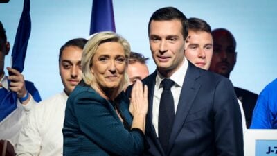 Marine Le Pen zusammen mit Jordan Bardella bei einer Wahlkampfveranstaltung in Paris.