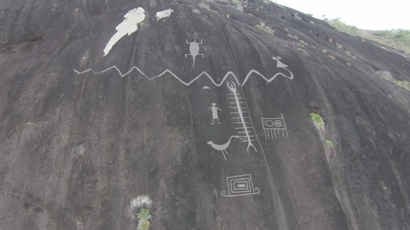 Petroglyphen sind in einen Fels graviert.