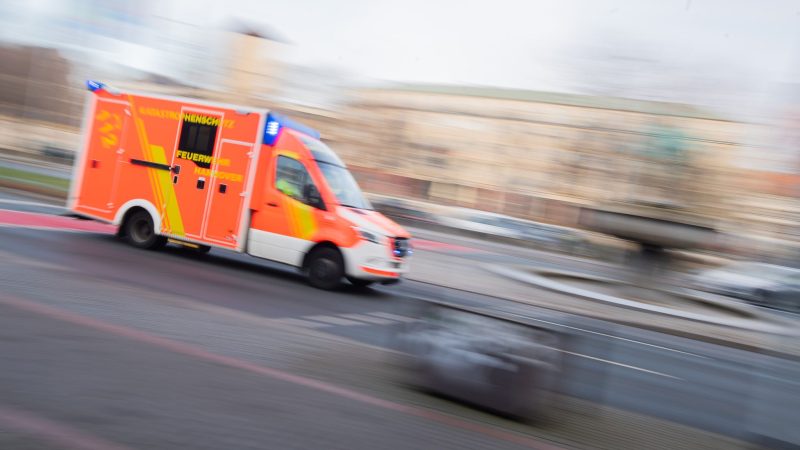 In Niedersachsen ist eine Frau in einem  Kleidercontainer ums Leben gekommen.