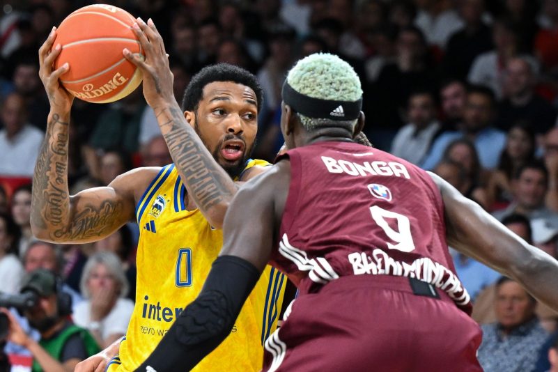 Bayerns Isaac Bonga (r) verteidigt gegen Albas Sterling Brown.