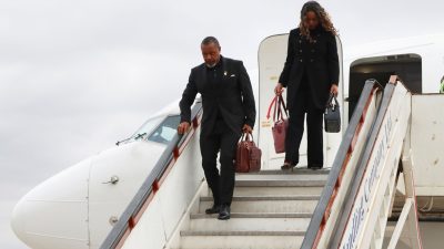 Das Flugzeug mit Malawis Vizepräsident Saulos Chilima (l) an Bord wird gesucht.