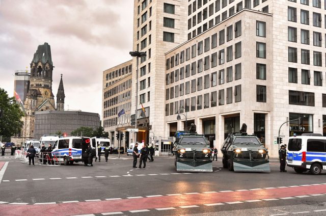 Einsatzfahrzeuge der Polizei gehen am Hotel Waldorf Astoria Berlin in Stellung. Dort sind seit dem Abend der ukrainische Präsident Selenskyj sowie weitere Regierungsvertreter aus unterschiedlichen Ländern untergebracht.