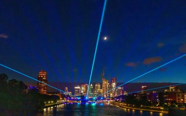 Am Mittwoch fällt der Startschuss für das Fußball-EM-Spektakel in Frankfurt mit einer Eröffnungsshow am Main. Geplant ist eine Lichtshow auf der Flößerbrücke mit Stadionatmosphäre. Die Veranstalter haben diese schon mal getestet.
