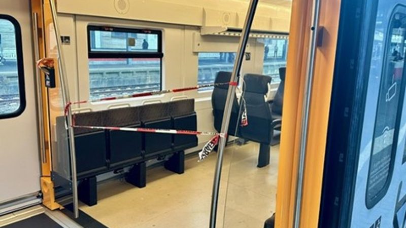 Die Spurensicherung hat ein Abteil einer Regionalbahn abgesperrt: Bei einer Messerattacke im Saarland ist ein 21 Jahre alter Mann verletzt worden.