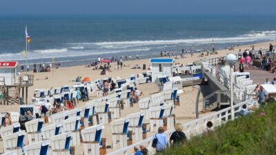Strandkörbe am Strand von Westerland: Bei Übernachtungen von Reisenden aus dem Inland gab es im April ein deutliches Minus, bei ausländischen Gästen dagegen ein leichtes Plus.