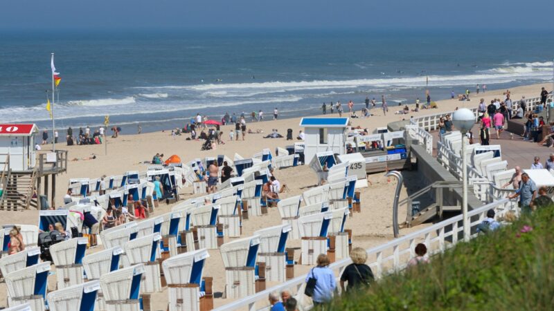 Strandkörbe am Strand von Westerland: Bei Übernachtungen von Reisenden aus dem Inland gab es im April ein deutliches Minus, bei ausländischen Gästen dagegen ein leichtes Plus.