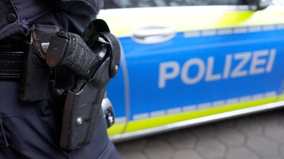 Seit den frühen Morgenstunden sind Polizisten an mehreren Orten in Niedersachsen und an einem Ort in Sachsen-Anhalt im Einsatz (Symbolbild).