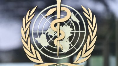 Logo der Weltgesundheitsorganisation (WHO) vor dem Sitz in Genf.