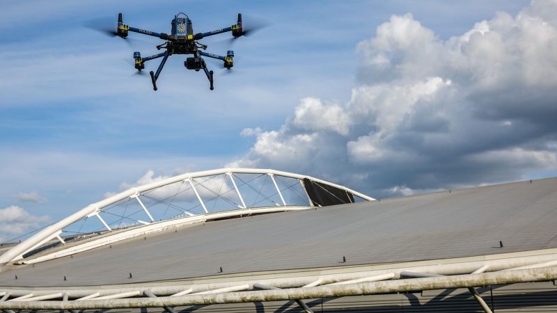 Sicherheitsüberprüfung aus der Luft: Eine Drohne der sächsischen Polizei fliegt vor dem Start der Fußball-EM über das Leipziger Stadion.