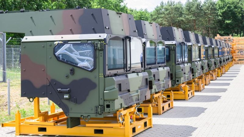 Geschützte Fahrerkabinen für Logistikfahrzeuge der HX-Serie im Rheinmetall-Werk Unterlüß. Der Rüstungskonzern liefert 1515 Militär-Lastwagen an die Bundeswehr.
