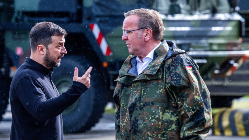Wolodymyr Selenskyj (l.) und Boris Pistorius nach einem Besuch der Ausbildung von ukrainischen Soldaten am Flugabwehrraketensystem vom Typ «Patriot» auf einem Truppenübungsplatz in Mecklenburg-Vorpommern.