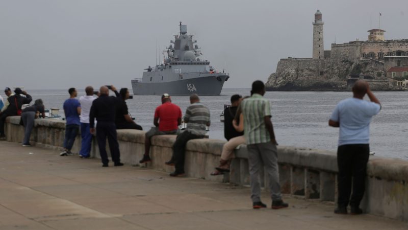 Menschen beobachten die Ankunft der Fregatte «Admiral Gorschkow» der russischen Marine im Hafen von Havanna.