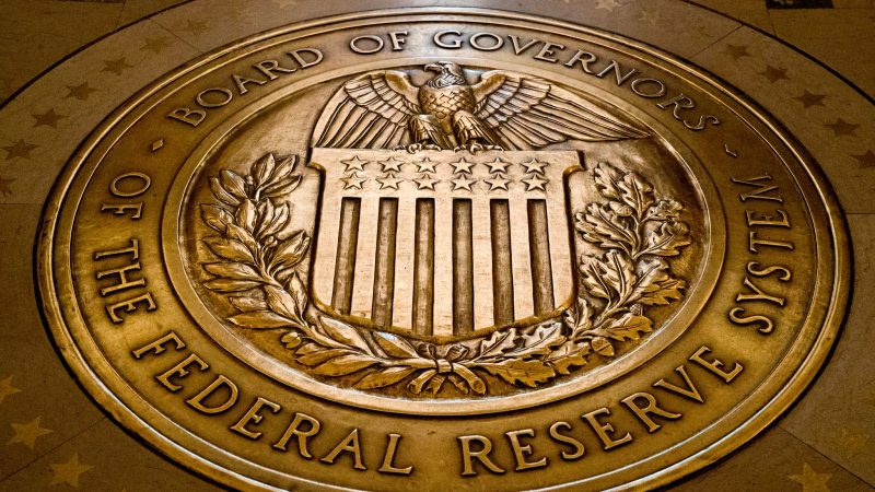 Das Siegel des Gouverneursrats des Federal Reserve Systems der USA. Die US-Notenbank Fed belässt den Leitzins erneut unverändert auf hohem Niveau.
