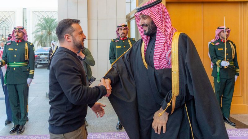 Bei dem Treffen zwischen dem ukrainischen Präsidenten Wolodymyr Selenskyj und dem saudi-arabischen Kronprinzen Mohammed bin Salman haben beide laut Selenskyj die erwarteten Ergebnisse der Friedenskonferenz und Möglichkeiten zu deren Umsetzung diskutiert.