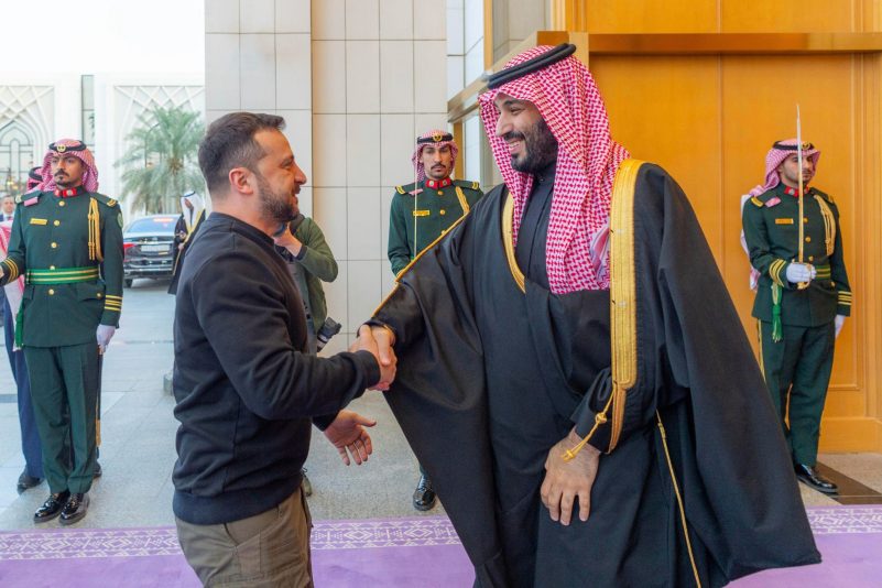 Bei dem Treffen zwischen dem ukrainischen Präsidenten Wolodymyr Selenskyj und dem saudi-arabischen Kronprinzen Mohammed bin Salman haben beide laut Selenskyj die erwarteten Ergebnisse der Friedenskonferenz und Möglichkeiten zu deren Umsetzung diskutiert.
