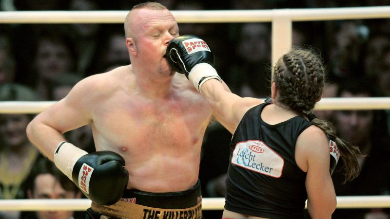 Die ehemalige Boxweltmeisterin Regina Halmich und Fernsehmoderator Stefan Raab beim Kampf im Jahr 2007.