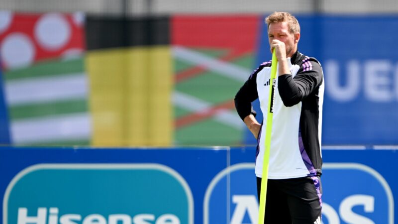 Bundestrainer Julian Nagelsmann verfolgt das Training seiner Mannschaft.