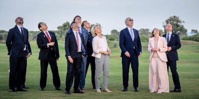 Charles Michel (l-r), Fumio Kishida, Rishi Sunak, Justin Trudeau, Emmanuel Macron, Ursula von der Leyen, Joe Biden, Giorgia Meloni und Olaf Scholz beobachten Fallschirmspringer beim G7-Treffen.