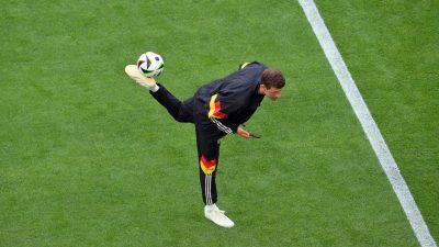 Müller mit Handy am Ohr und Tricks am Ball