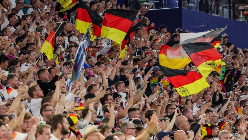 Deutschlands Fans feiern ihre Mannschaft.