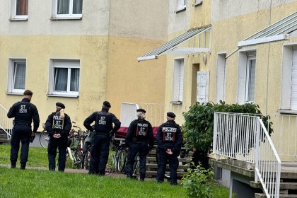 Polizisten am Einsatzort in Wolmirstedt.