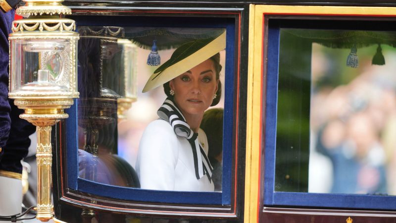Kate fährt in der Kutsche entlang der Mall zur «Trooping the Colour»-Zeremonie auf der Horse Guards Parade.