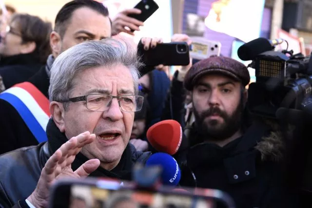 Jean-Luc Mélenchon (l.), Mitglied der linken Partei La France Insoumise (LFI), im Gespräch mit Medienvertretern.