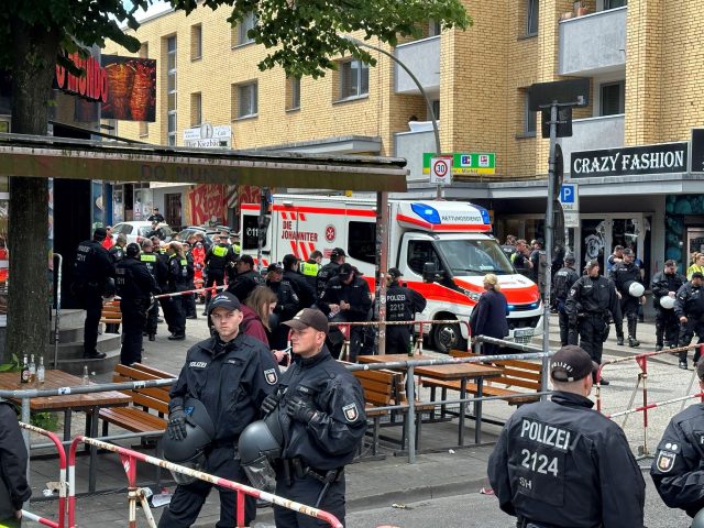 Die Polizei hat einen Bereich nahe der Reeperbahn abgesperrt. Es soll dort zu einem Zwischenfall gekommen sein.